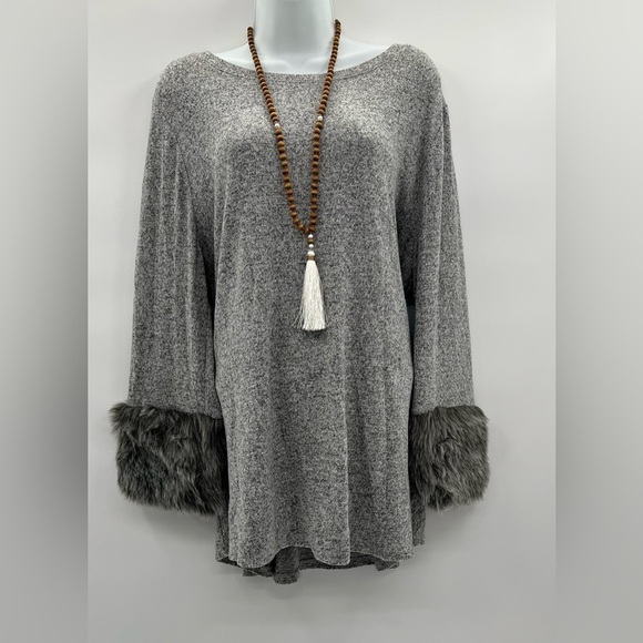 Lane Bryant Gray Faux Fur Modern Sleeves Flowy Drapey Tunic Sweater - Size 14/16 - Picture 4 of 11